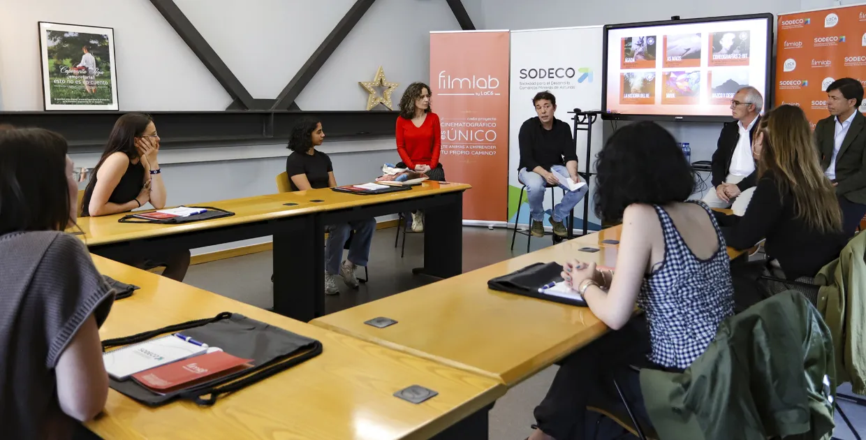 Inauguración de la cuarta edición de FilmLAB LaC6 con las siete autoras de espaldas frente a las autoridades